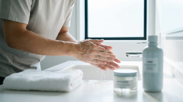 脇汗が気になるメンズに朗報！正しい対策でこれからは汗ジミを気にせず過ごせる
