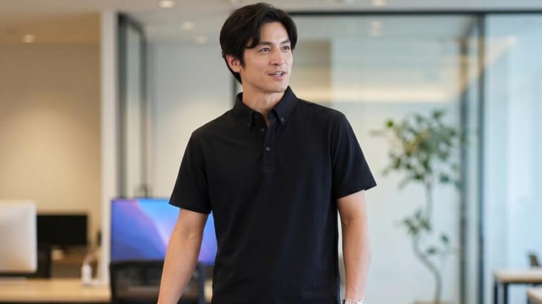 紳士の品格を演出する！メンズオフィスカジュアル向けのインナースタイリング術&平日着回しコーデ