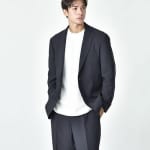 オフィスでTシャツ×スーツの最新メンズスタイルをマスター！オフィスカジュアルを生かすコーデ