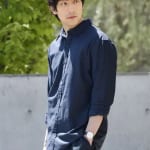 大人の魅力を引き出すメンズのシャツ袖まくりコーデ。おしゃれに見せるテクニックを解説