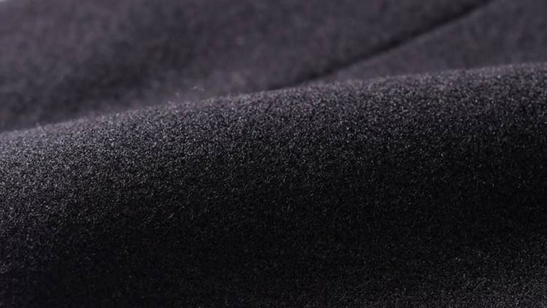 黒い服のお悩み解決！ほこりを防ぐ防水スプレーと効果的な使い方