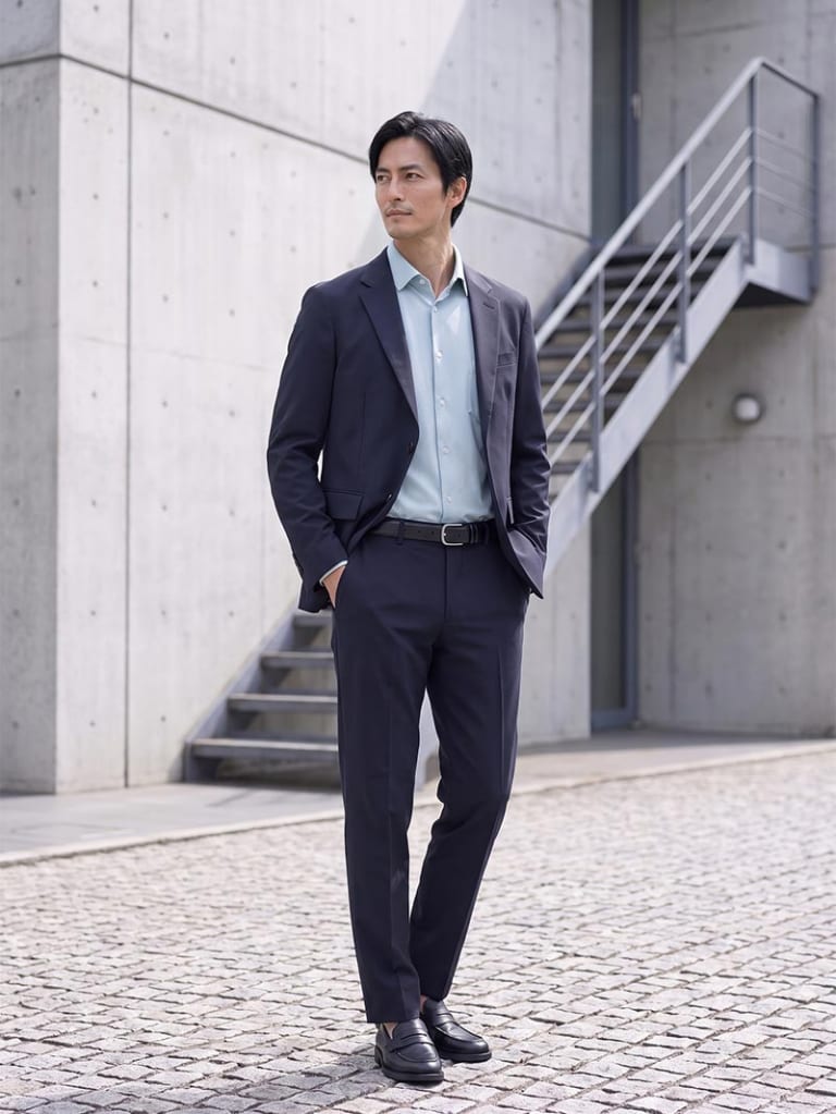 ネイビーのジャケット×サックスブルーシャツで清潔感ある色合わせ。