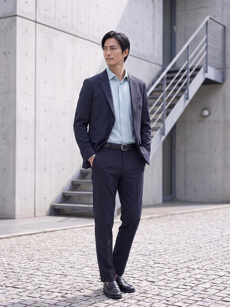 ネイビーのジャケット×サックスブルーシャツで清潔感ある色合わせ。