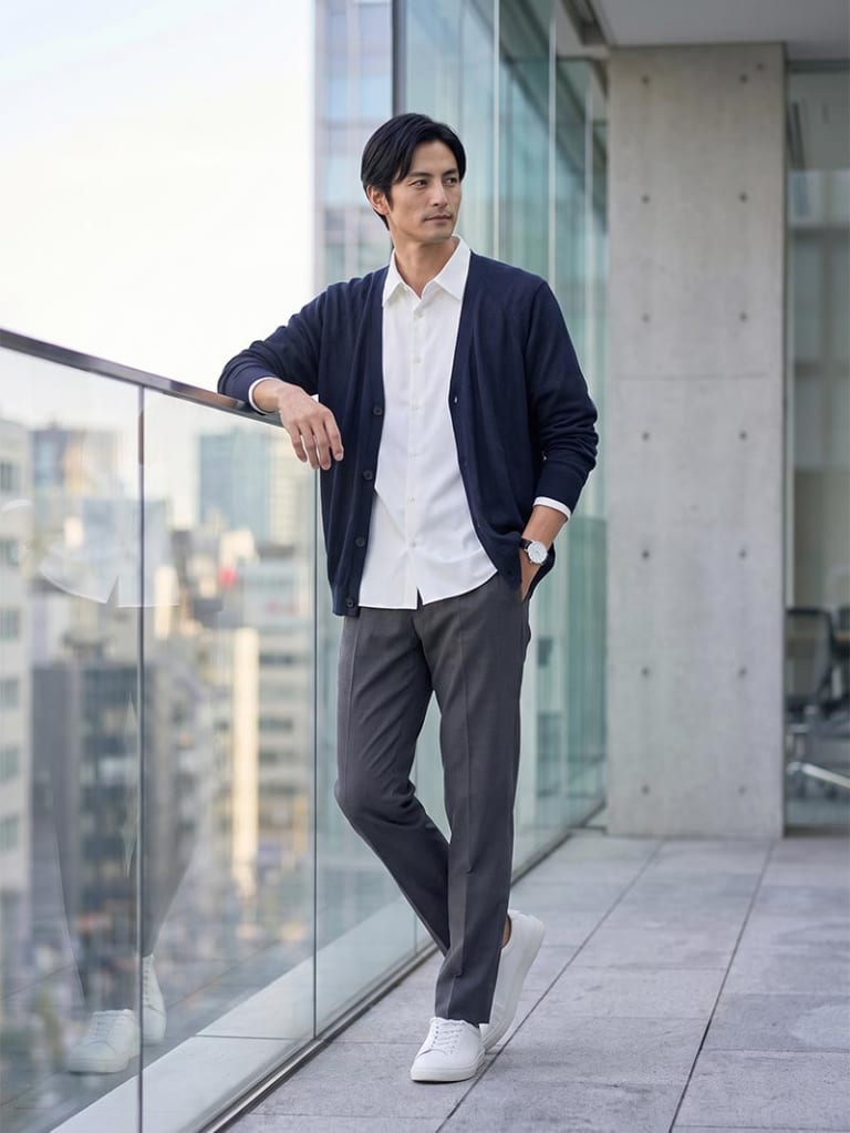 ネイビーのカーディガン×白シャツで、爽やかな大人のカジュアル。