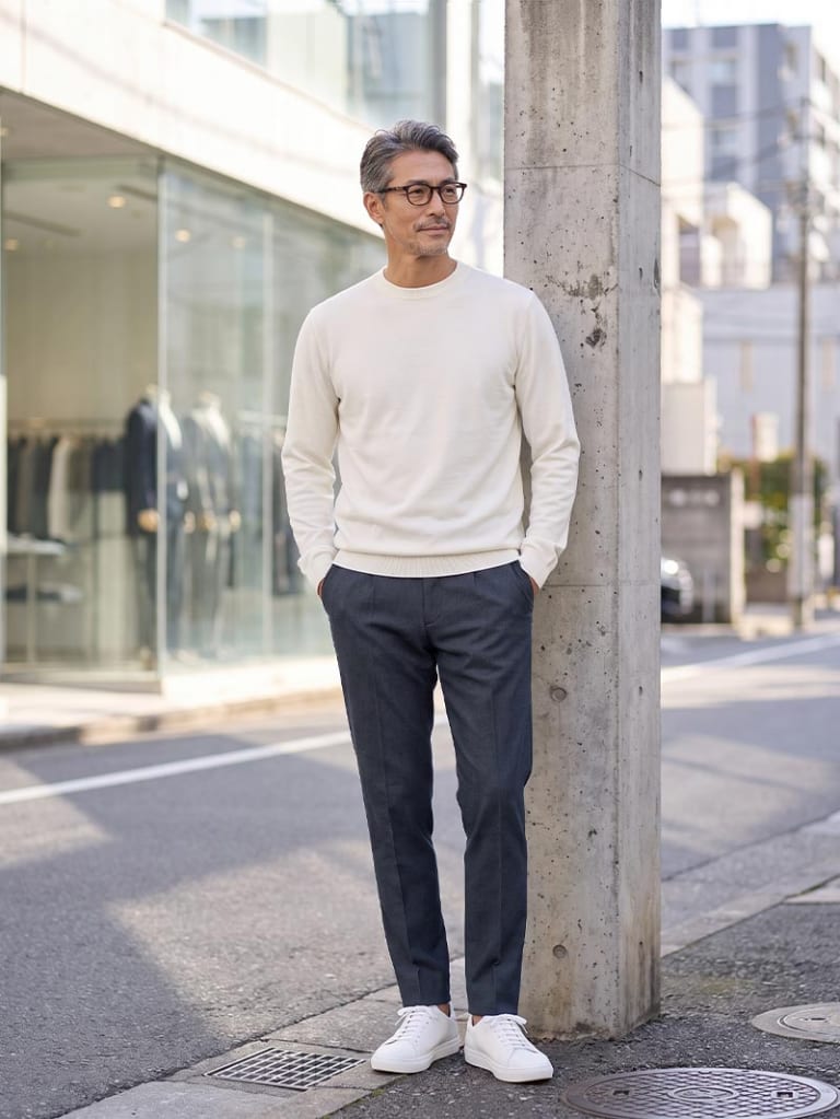ホワイトニット×インディゴデニムで、品の良いビジネス配色。
