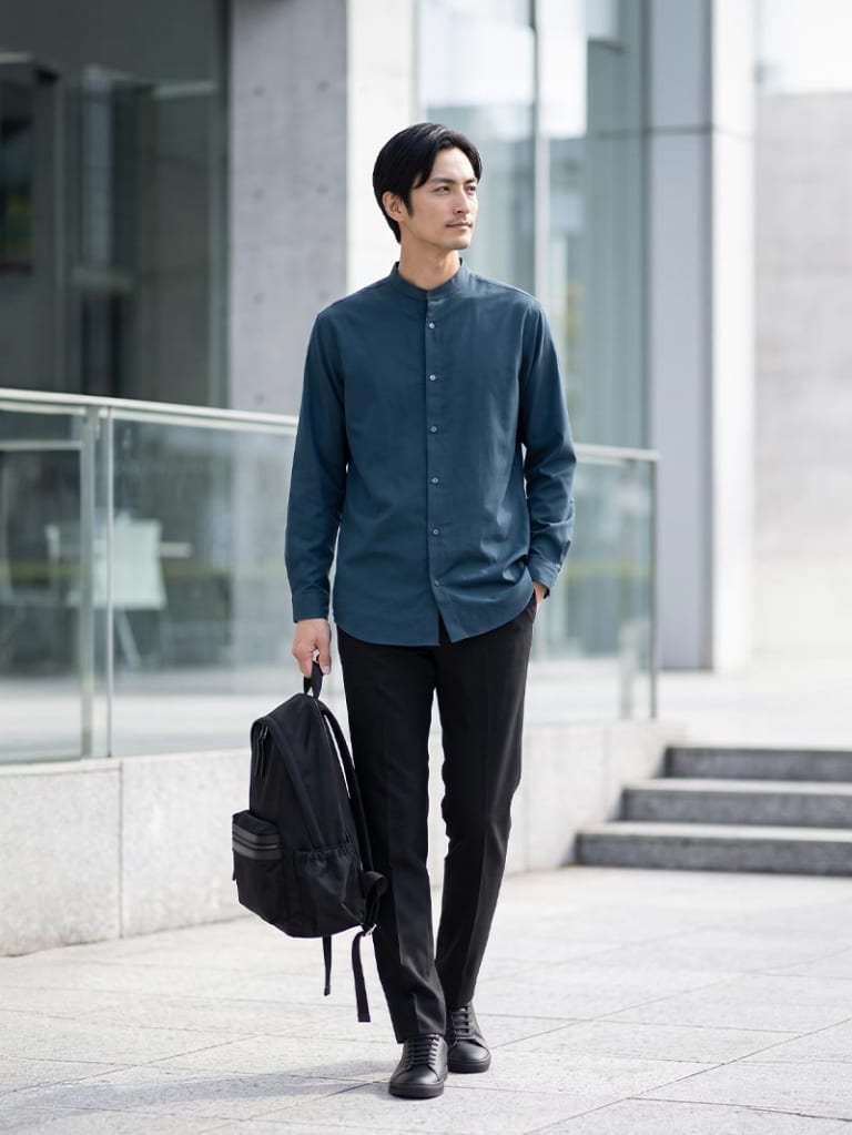 ネイビーシャツ×ブラックパンツで、大人らしい普段着の組み合わせ。