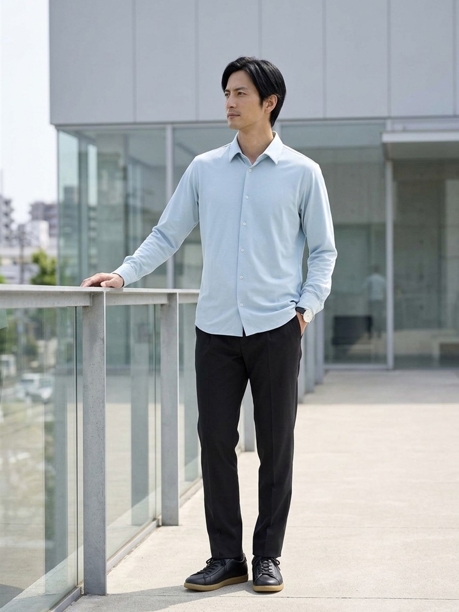 サックスシャツにブラックパンツを合わせた軽やかな仕事服の色合わせ。