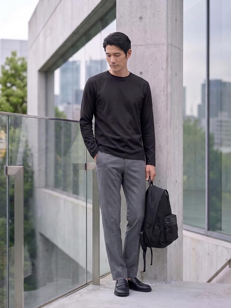 ブラックTシャツ×グレーパンツで、軽快なビジネスカジュアル。