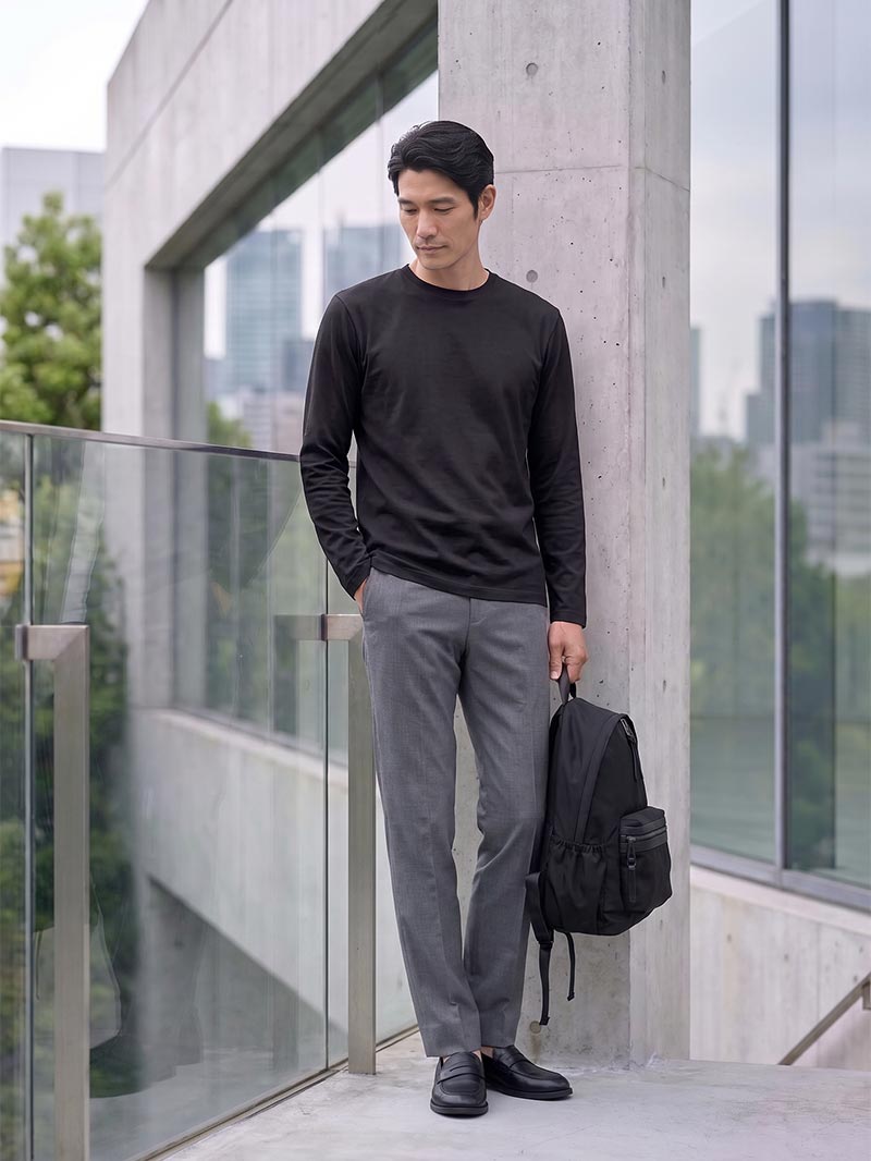 ブラックTシャツ×グレーパンツで、軽快なビジネスカジュアル。