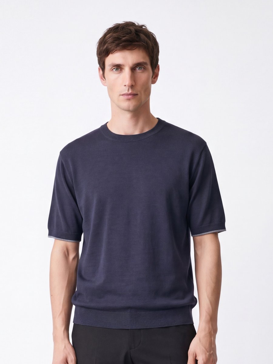 ドライニットTシャツ（ネイビー）を着た男性