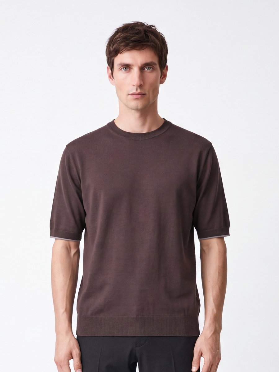 ドライニットTシャツ（ブラウン）を着た男性