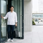 白シャツ メンズ おすすめの着こなし