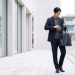 財布 メンズ 20代社会人 二つ折りの着こなし