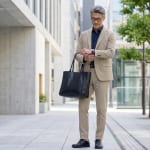 男性に履いてほしいスニーカー 50代の着こなし