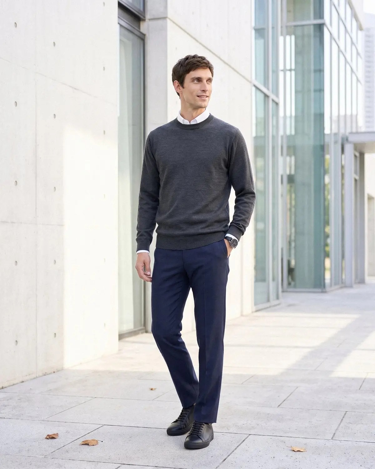 チャコールニットに白シャツを重ねた、首元が整う秋の一着。（着用コーディネート例）