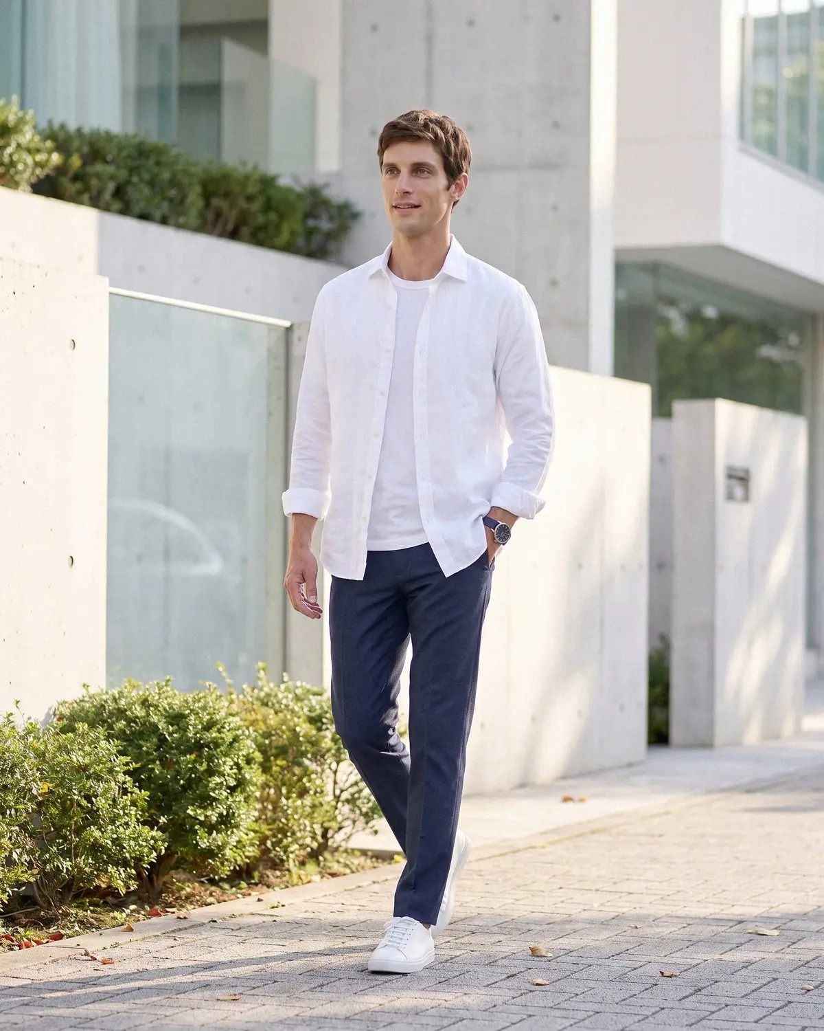 ホワイトのCODEロングスリーブTシャツを着た男性
