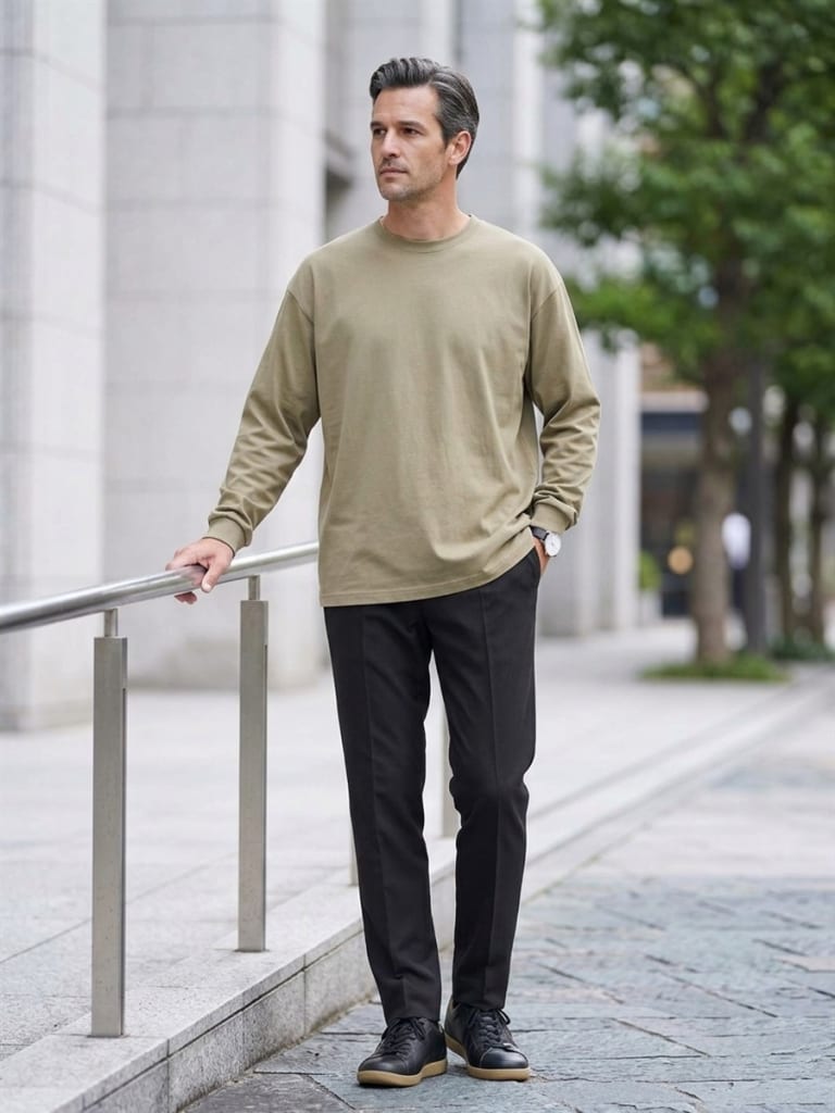 アシッドカーキのTシャツが決め手の落ち着いた大人のスタイル。