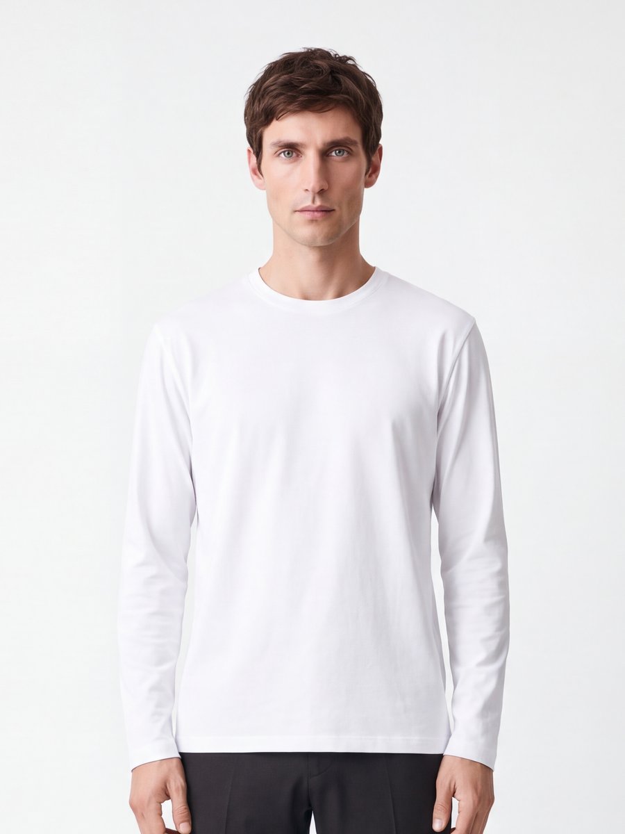 CODEロングスリーブTシャツ（ホワイト）を着た男性