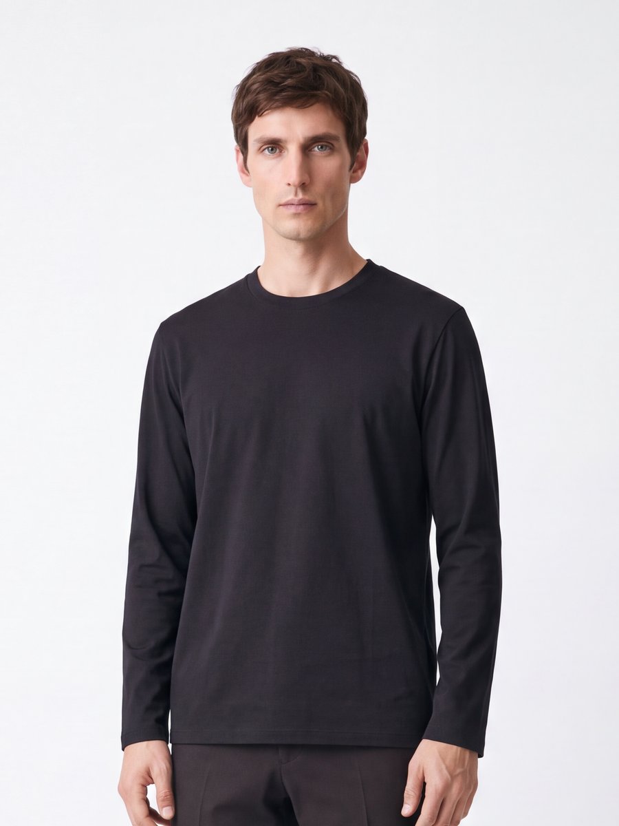 CODEロングスリーブTシャツ（ブラック）を着た男性