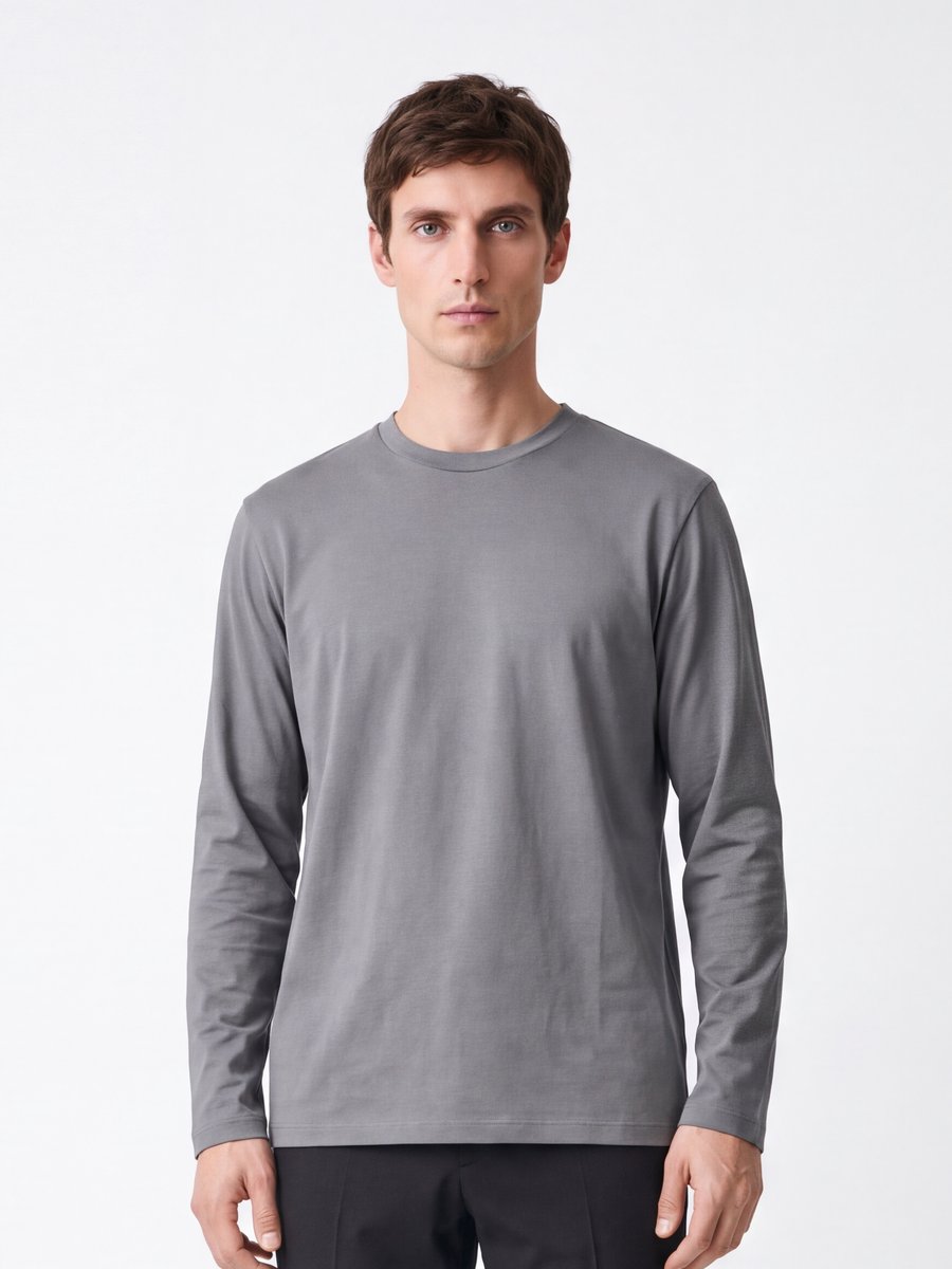 CODEロングスリーブTシャツ（グレー）を着た男性