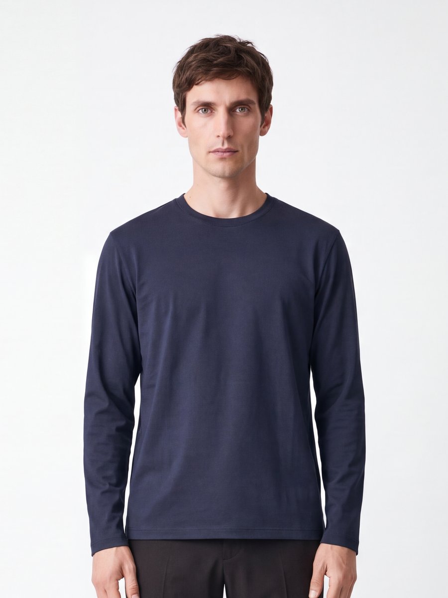 CODEロングスリーブTシャツ（ネイビー）を着た男性